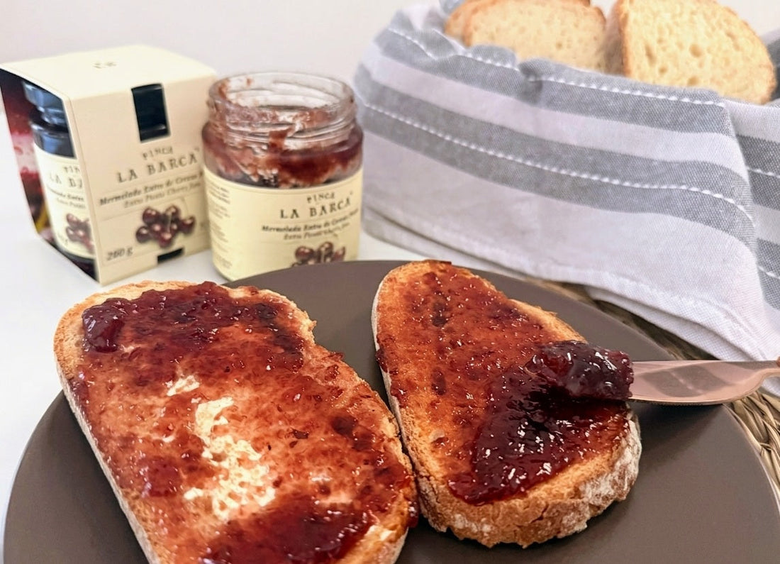 TOSTADA DE MERMELADA DE CEREZAS PICOTAS