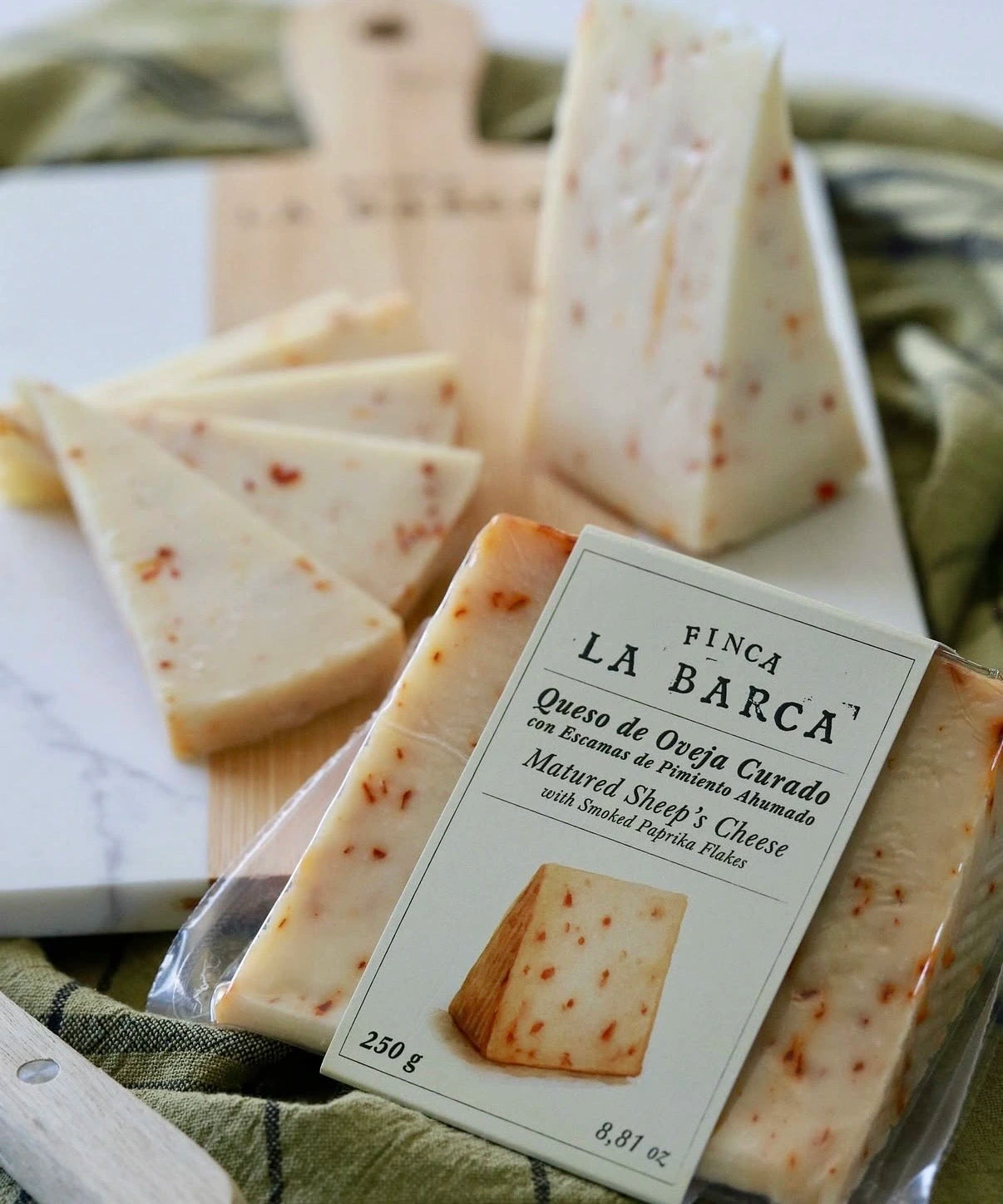 Queso de oveja curado con escamas de pimiento ahumado